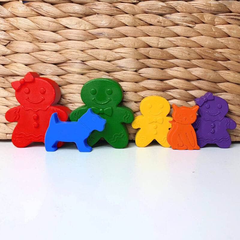 A baseline gingerbread family in the originals colourway poses for a family photo.